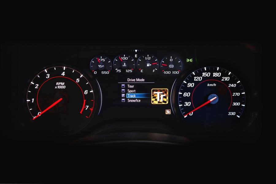 Панель приборов Chevrolet Camaro ZL1 2019 года  (AU) (фото 13 из 18)